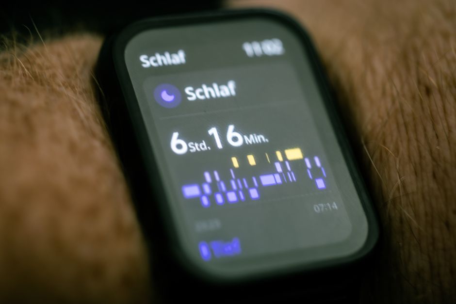 Longevidade — Close-up of a smartwatch displaying sleep tracking data in German.